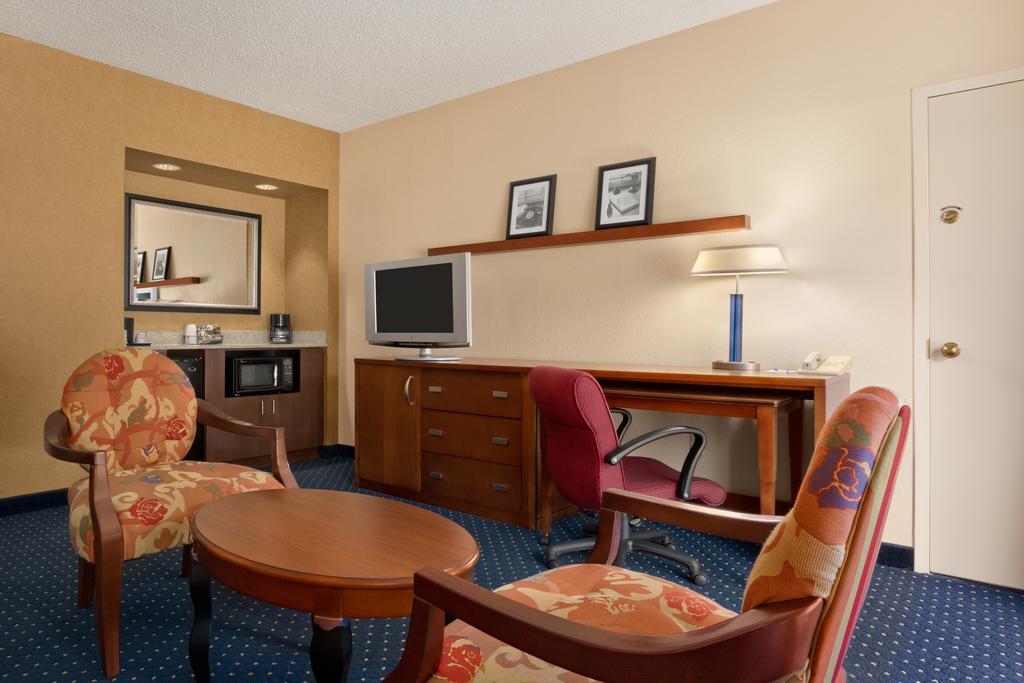 Baymont By Wyndham Columbia Northwest Hotel Room photo